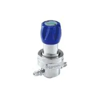 Регулятор AMFLO UHP AU24 Материал: Код ZS (Body,Gland-SUS316L;Poppet, Nozzle,Diaphragm-Hastelloy®C-22; Seat: PCTFE) ; Поверхность 0.13 um; 3х портовый с манометром, вх. давл. 159 бар, CV-0.45
